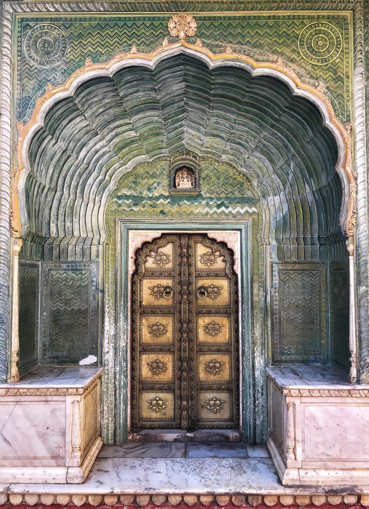 Tür zum Stadtpalast von Jaipur in Rajasthan, Indien. Die besondere Architektur stammt aus der Zeit der Fürsten und Mogule.