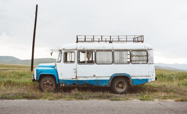 Foto eines kleinen, älteren Reisebusses
